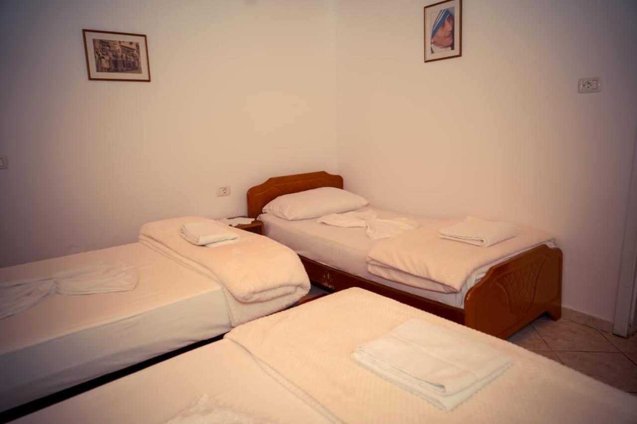 Flora'S Guesthouse 'The Fir Gate' Gjirokaster Luaran gambar