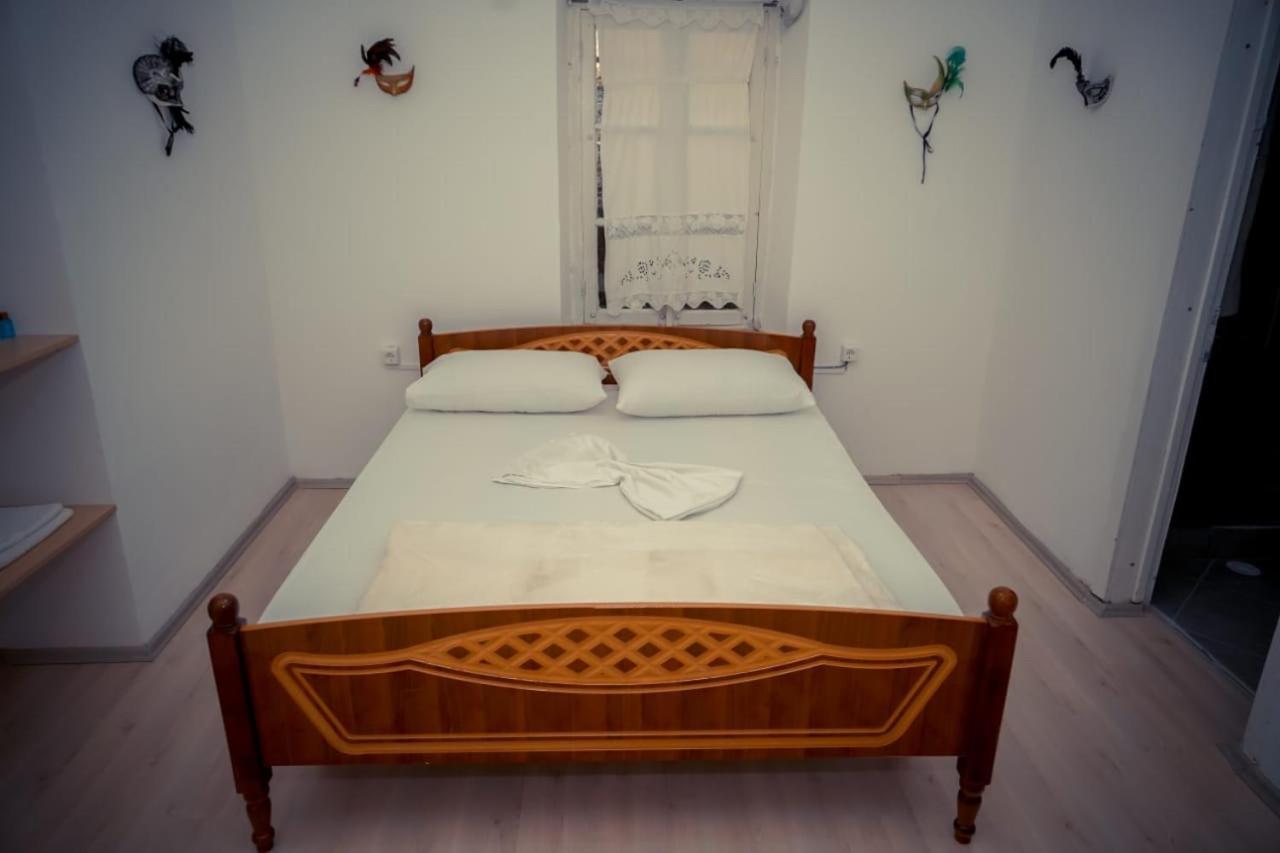 Flora'S Guesthouse 'The Fir Gate' Gjirokaster Luaran gambar