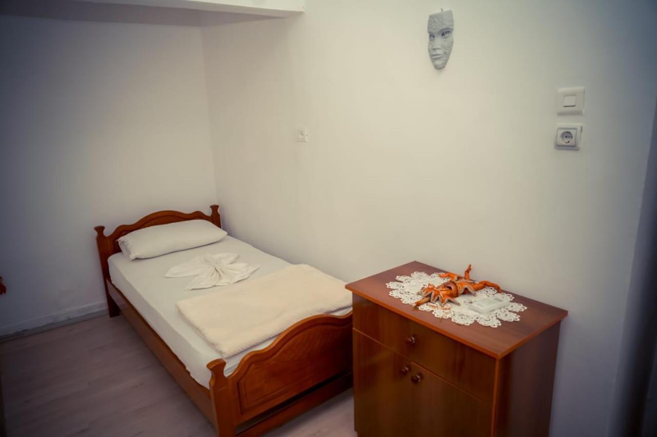 Flora'S Guesthouse 'The Fir Gate' Gjirokaster Luaran gambar