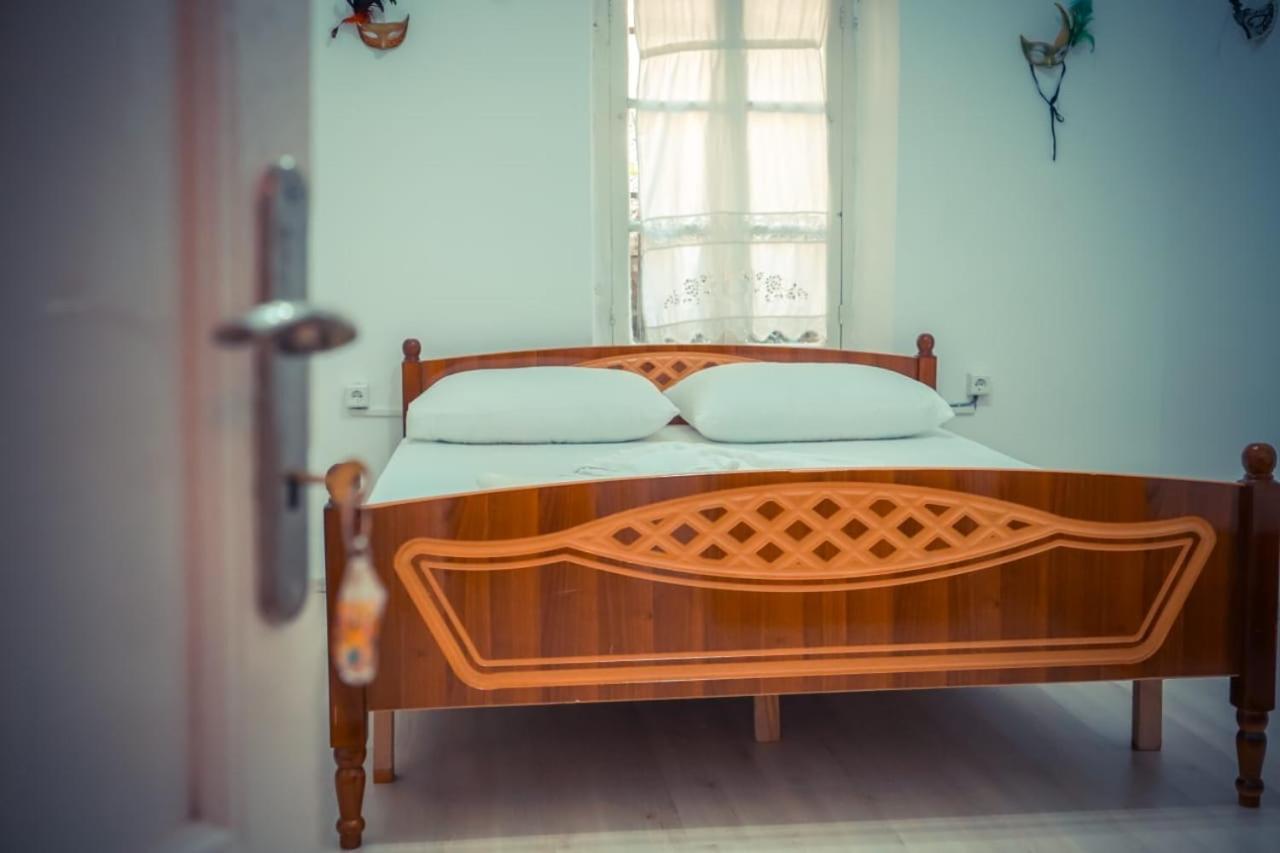 Flora'S Guesthouse 'The Fir Gate' Gjirokaster Luaran gambar