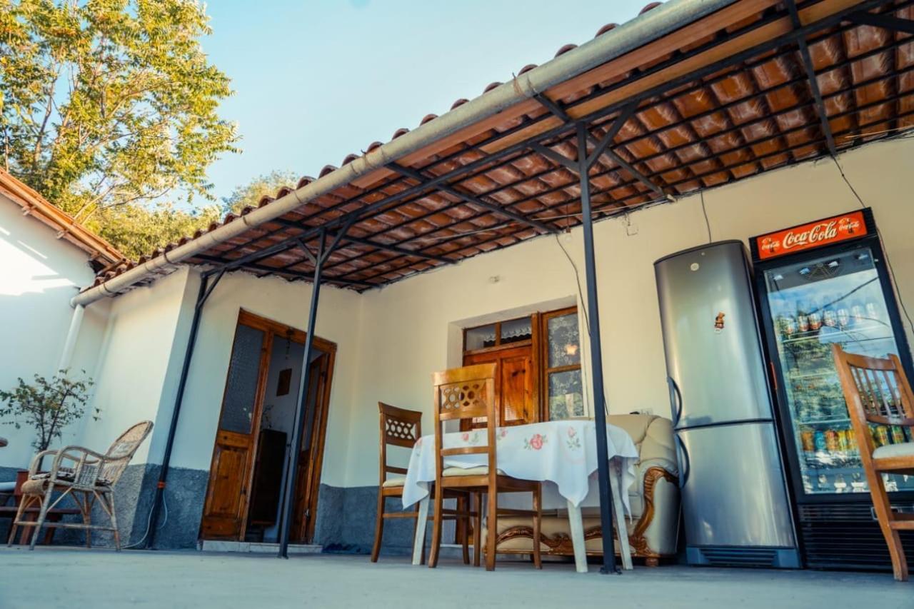 Flora'S Guesthouse 'The Fir Gate' Gjirokaster Luaran gambar