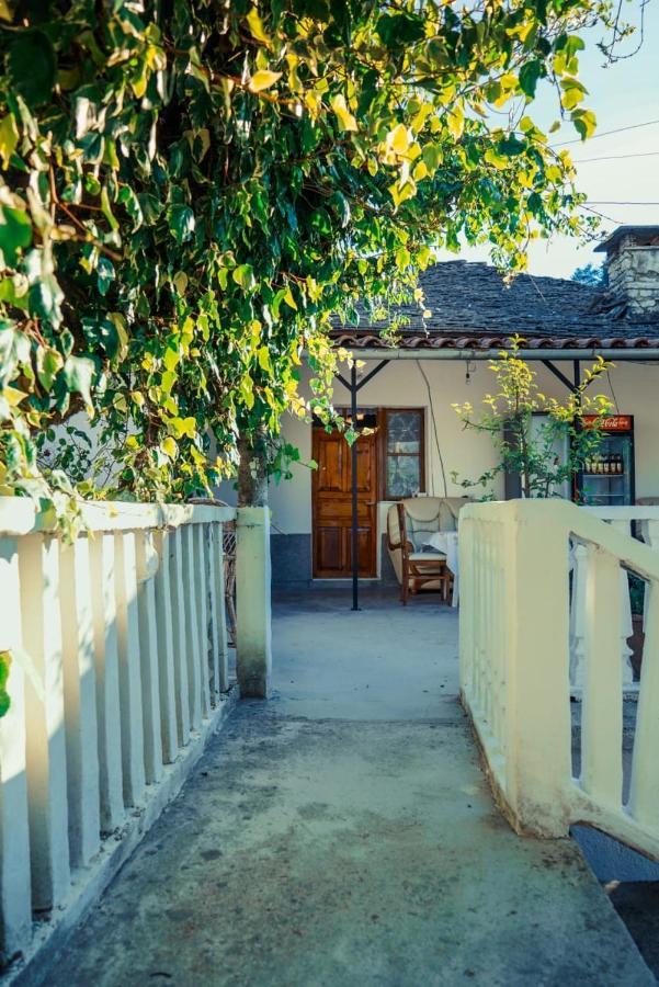 Flora'S Guesthouse 'The Fir Gate' Gjirokaster Luaran gambar