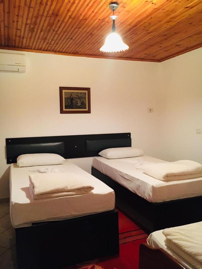 Flora'S Guesthouse 'The Fir Gate' Gjirokaster Luaran gambar