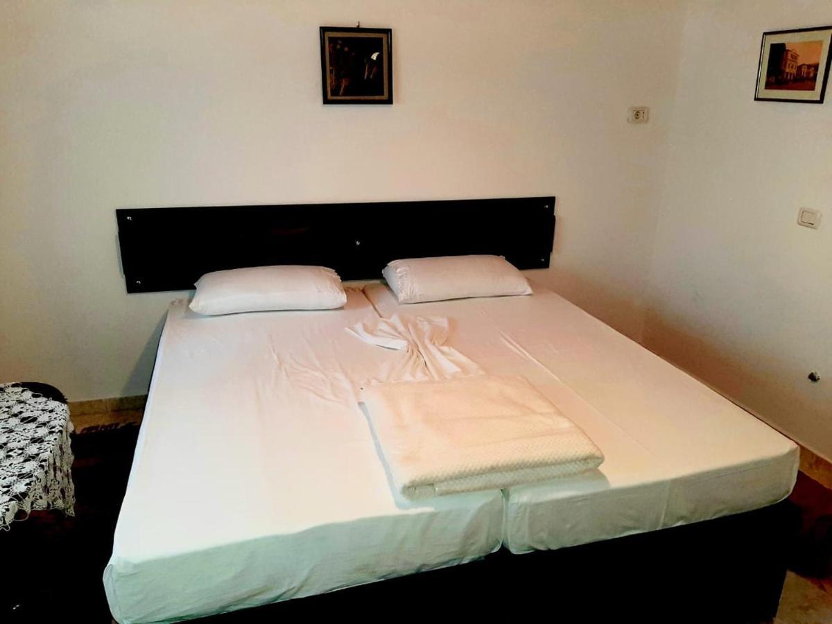 Flora'S Guesthouse 'The Fir Gate' Gjirokaster Luaran gambar